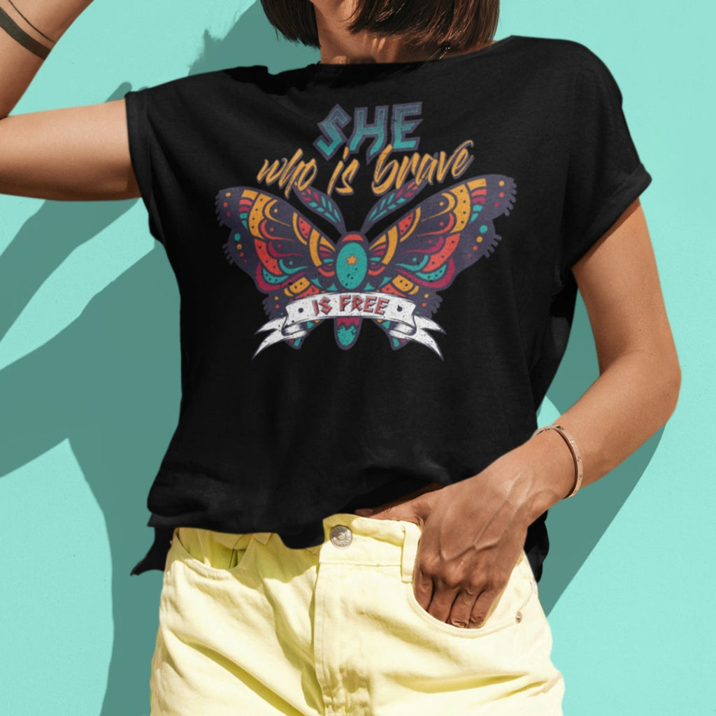 Women's Retro She Who is Brave Is Free T-Shirt - Girls Butterfly Printed Design Tshirt - Best Ideal Gift Tees for Your Friends & Family